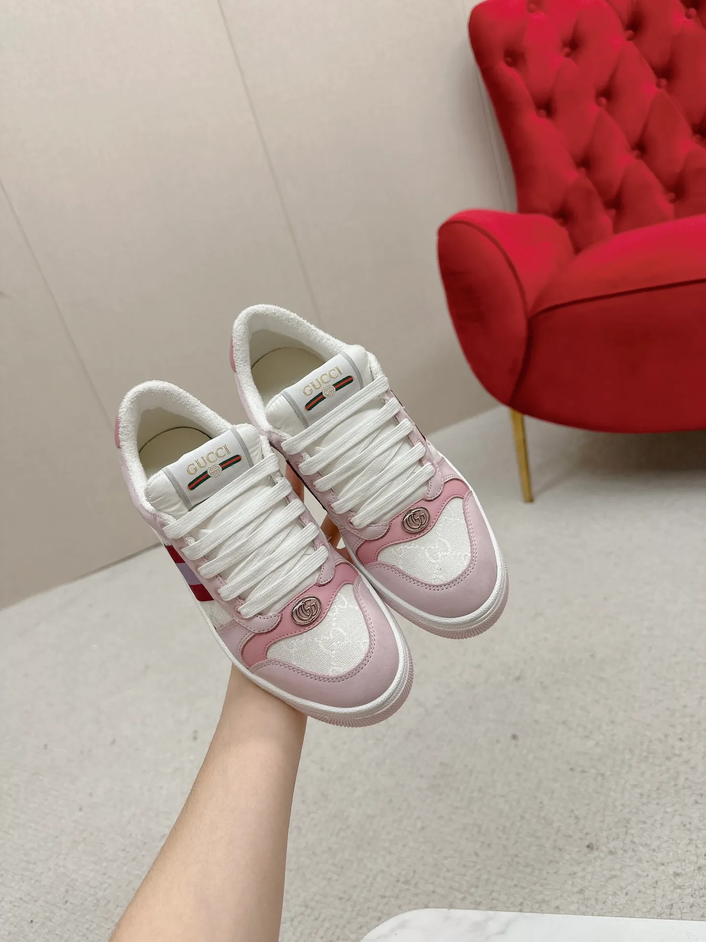 👟👟Ex-factory price 480👟👟 Gucci————Purchase version GG series distressed dirty shoes-hot style is coming! 9 times out of 10 sales, you will definitely get the money. Ready stock! Spot goods! Spot goods! New colors added - the ultimate version on the market! Purchase the original version and develop it... fabric, material, outsole, and details can be compared at will! Open-mold Swarovski one-to-one replica rhinestone chain...Metal cherry pendant...Metal double G crystal cylindrical mark...Gucci original customized narrow webbing...Super flash series - flash diamond chain. The cherry decoration is detachable and can be changed into two to match with each other to show your personality. Exclusive color-brushed cowhide fabric. Hand-made distressed is very textured and has a sense of luxury! The details of the workmanship can be seen in the drawings, and no line is missed. The original terry cloth is delicate, soft and more comfortable and breathable. The privately stamped two-color original TPU outsole (lower layer is wider, upper layer is narrower). Matching packaging⭐️ Size: Female 35-40 (Female 41 customized)